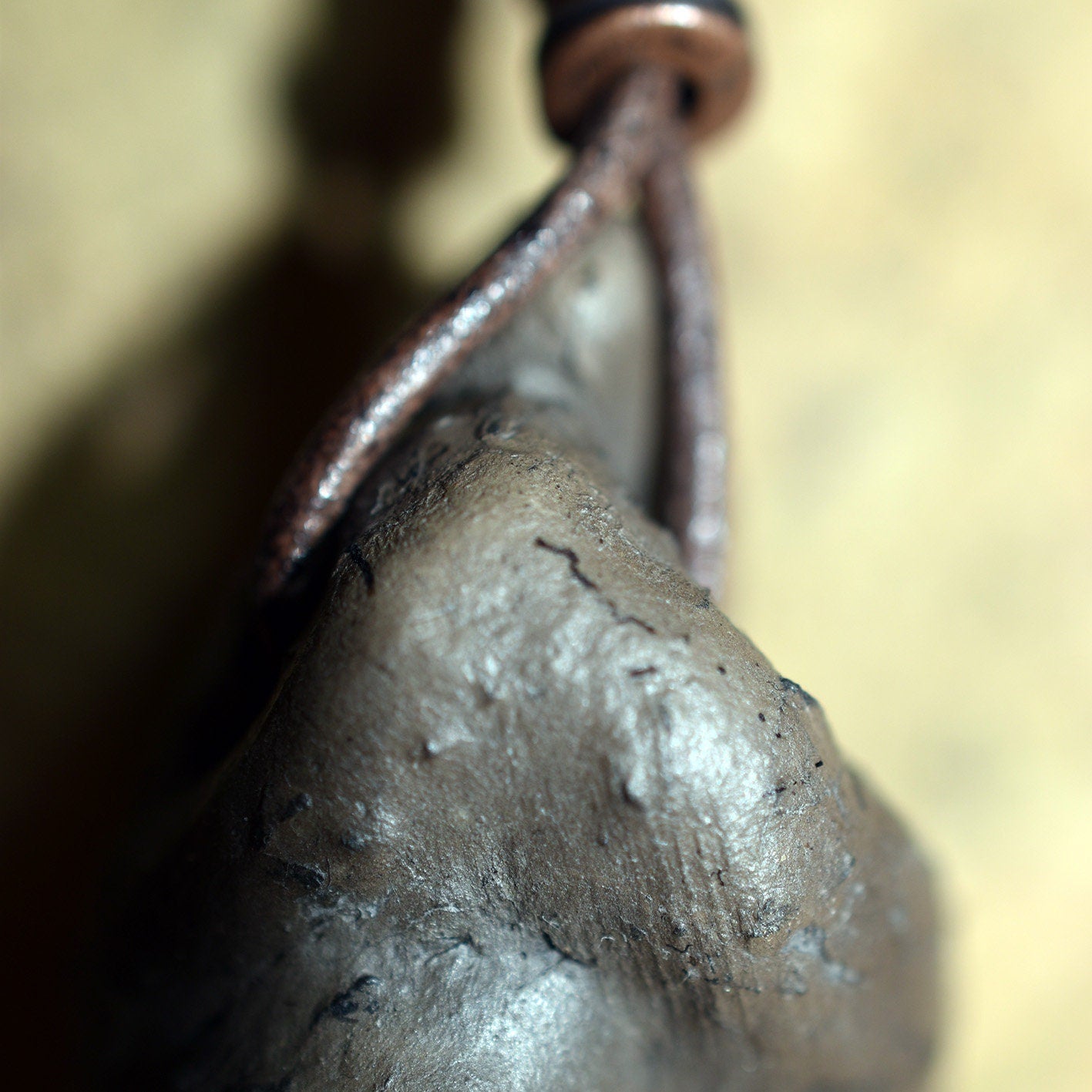 Einzigartiges handgefertigtes Amulett aus Rauchbrand-Ton – Spiritueller Glücksbringer und Fruchtbarkeitsgöttin Anhänger