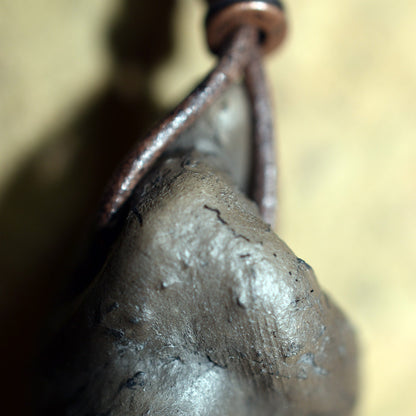 Einzigartiges handgefertigtes Amulett aus Rauchbrand-Ton – Spiritueller Glücksbringer und Fruchtbarkeitsgöttin Anhänger