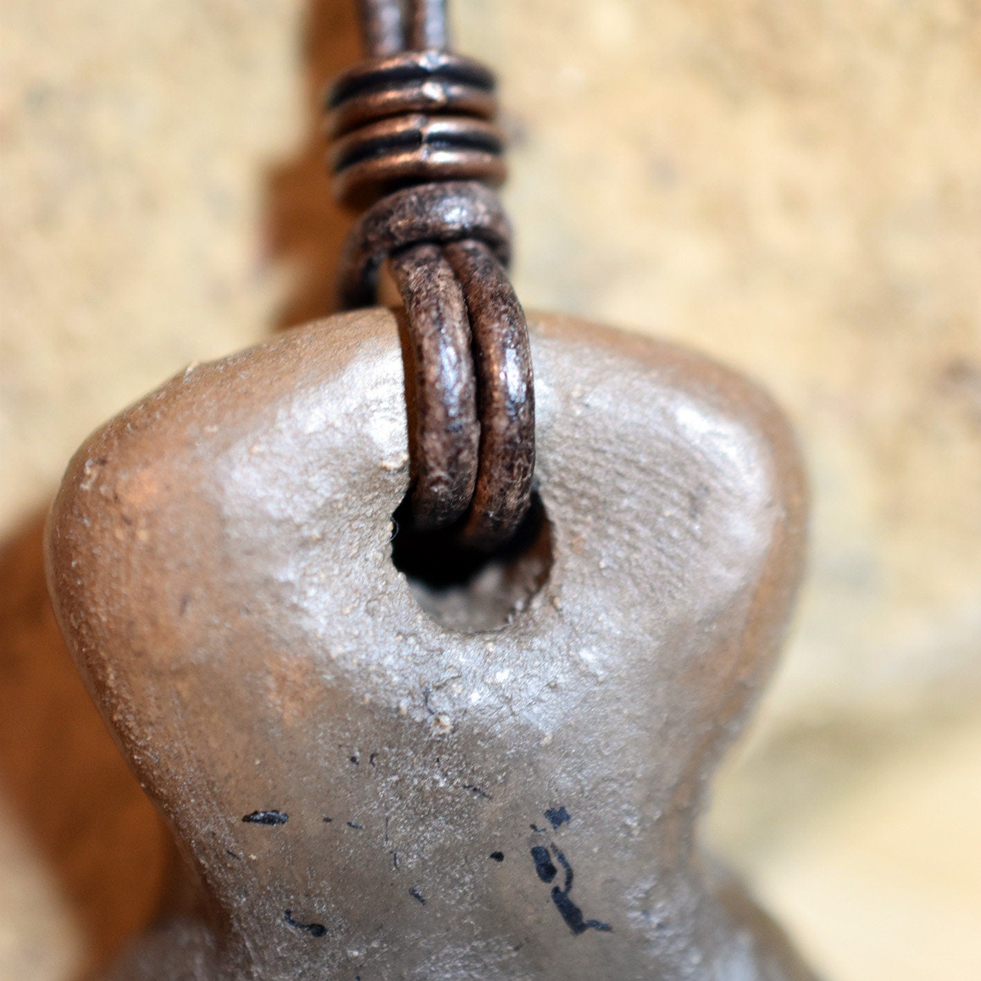 Einzigartiges handgefertigtes Amulett aus Rauchbrand-Ton – Spiritueller Glücksbringer und Fruchtbarkeitsgöttin Anhänger