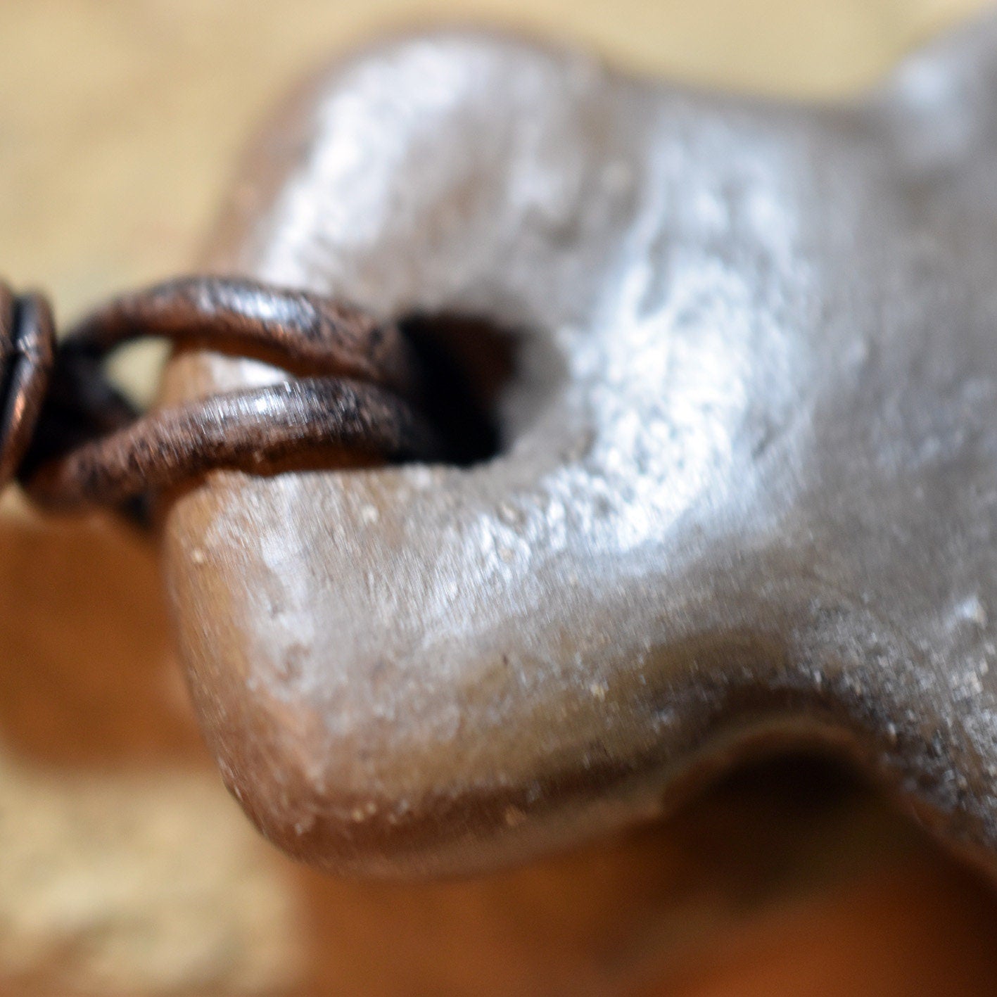 Einzigartiges handgefertigtes Amulett aus Rauchbrand-Ton – Spiritueller Glücksbringer und Fruchtbarkeitsgöttin Anhänger