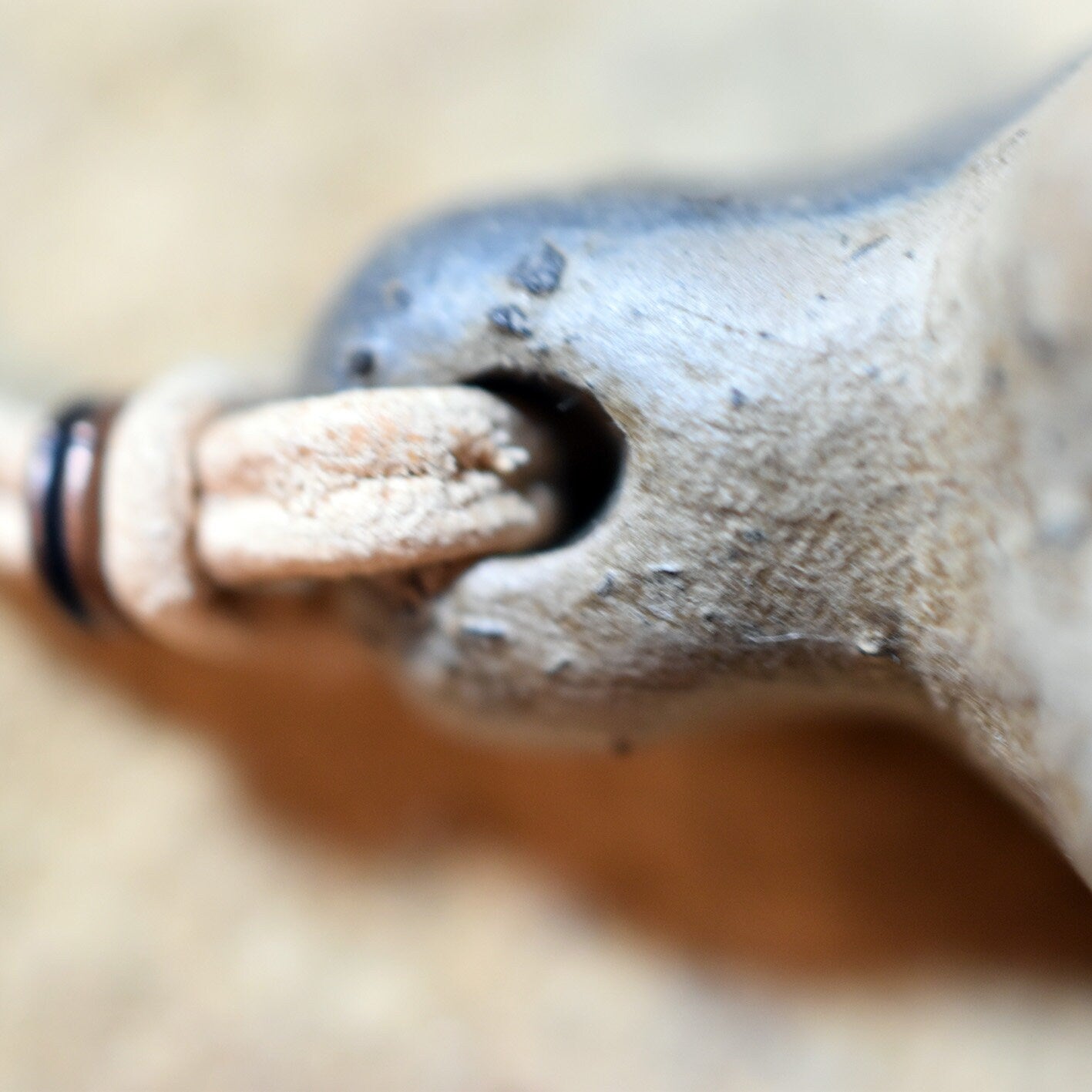 Einzigartiges handgefertigtes Amulett aus Rauchbrand-Ton – Spiritueller Glücksbringer und Fruchtbarkeitsgöttin Anhänger