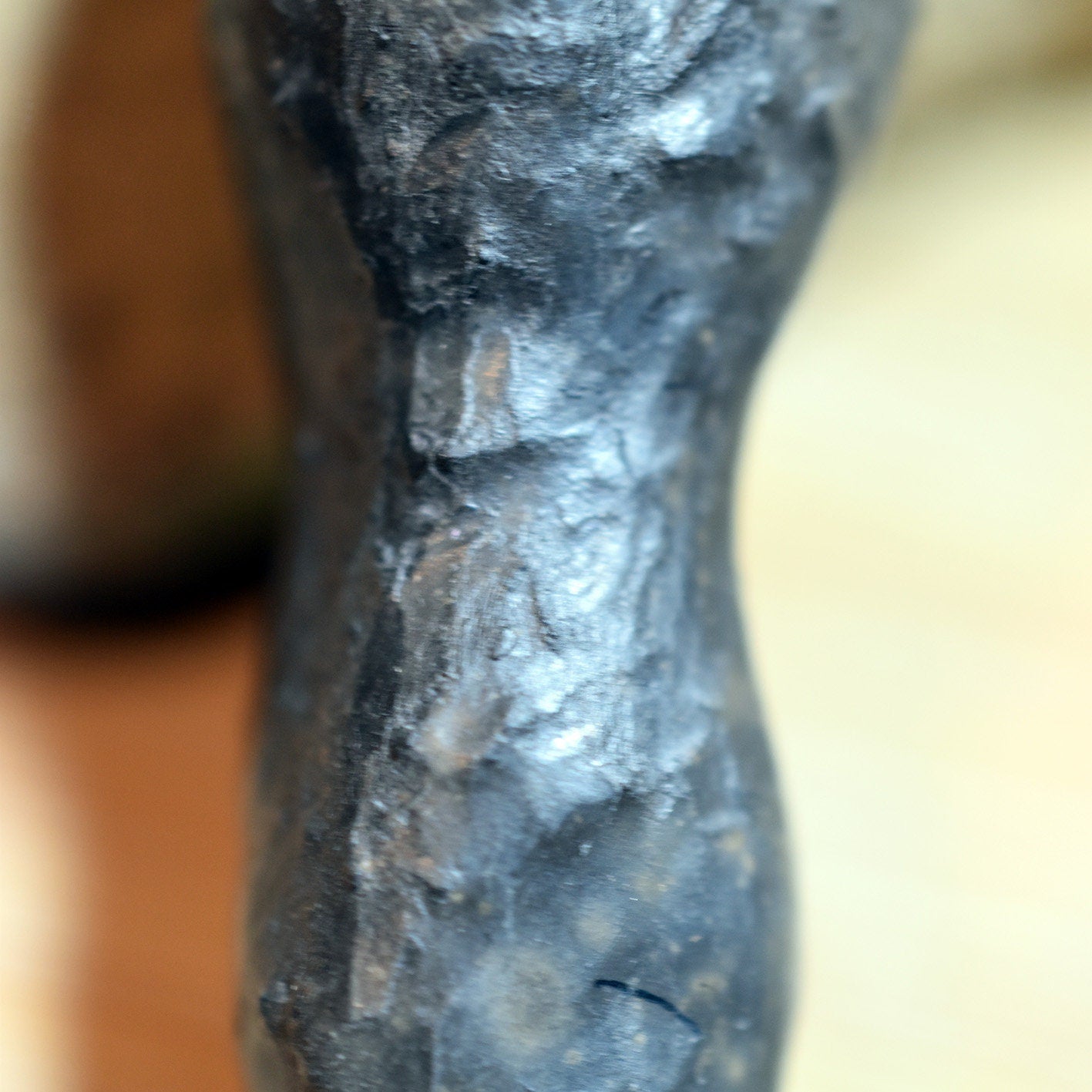 Einzigartiges handgefertigtes Amulett aus Rauchbrand-Ton – Spiritueller Glücksbringer und Fruchtbarkeitsgöttin Anhänger