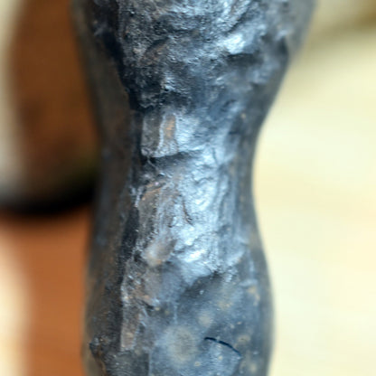 Einzigartiges handgefertigtes Amulett aus Rauchbrand-Ton – Spiritueller Glücksbringer und Fruchtbarkeitsgöttin Anhänger