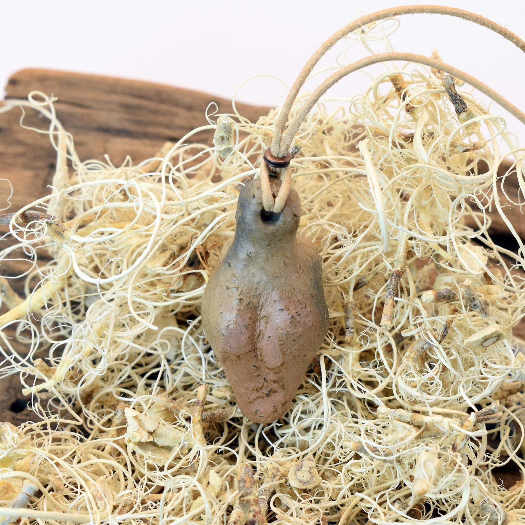 Einzigartiges handgefertigtes Amulett aus Rauchbrand-Ton – Spiritueller Glücksbringer und Fruchtbarkeitsgöttin Anhänger