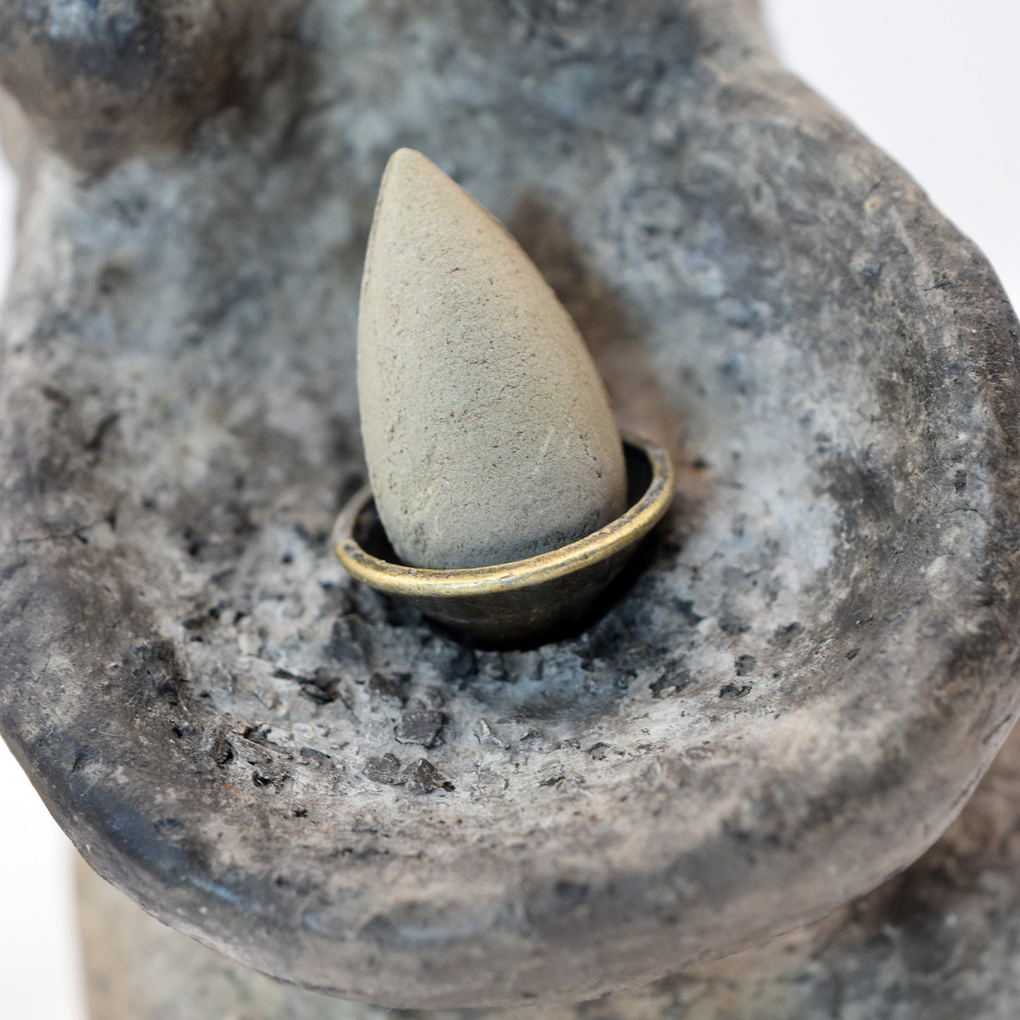 Rückfluss Räucherkegelhalter Goddess - Mystische Fruchtbarkeitsfigur aus Ton - im Rauchbrand veredelt