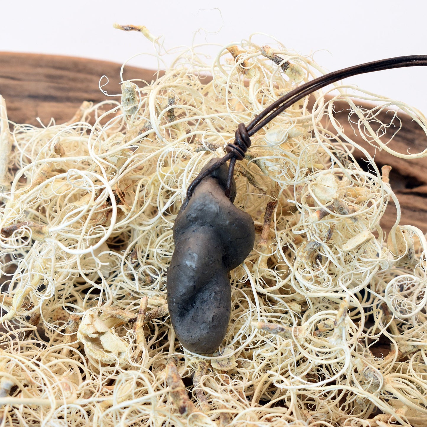 Einzigartiges handgefertigtes Amulett aus Rauchbrand-Ton – Spiritueller Glücksbringer und Fruchtbarkeitsgöttin Anhänger