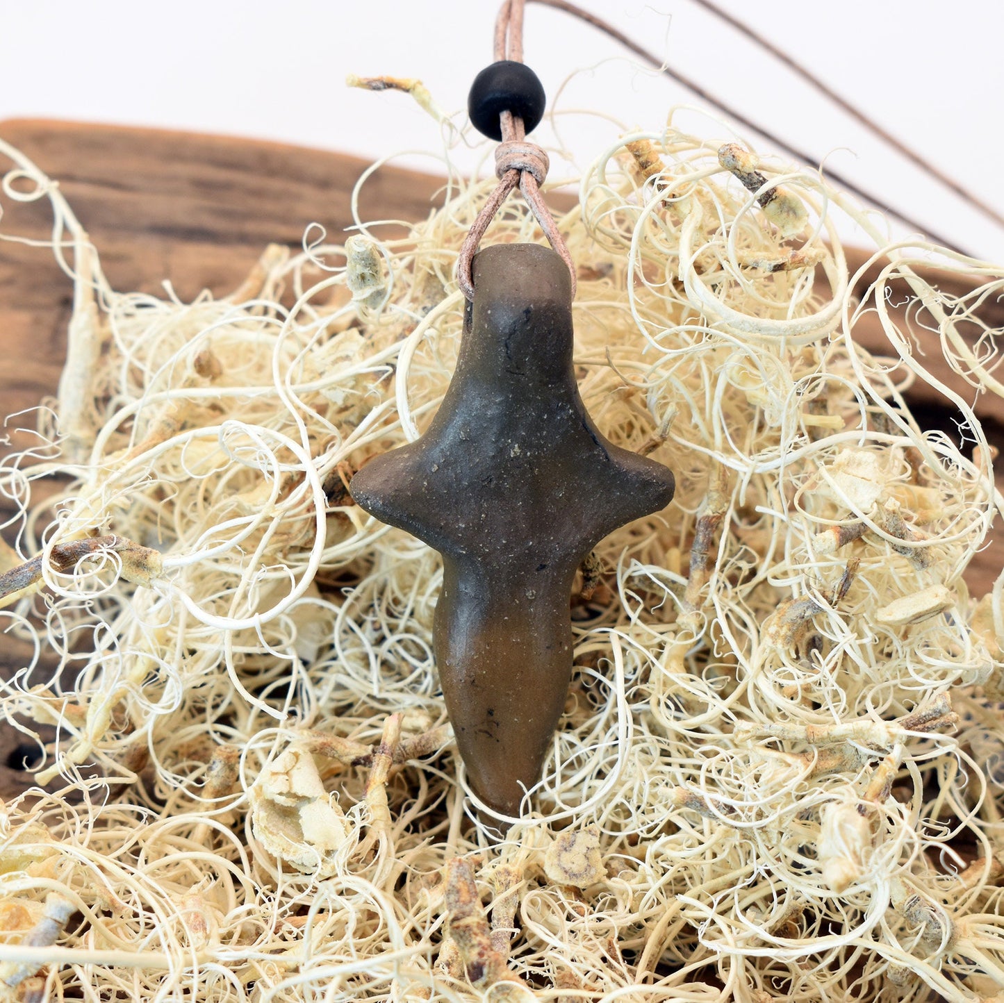 Einzigartiges handgefertigtes Amulett aus Rauchbrand-Ton – Spiritueller Glücksbringer und Fruchtbarkeitsgöttin Anhänger