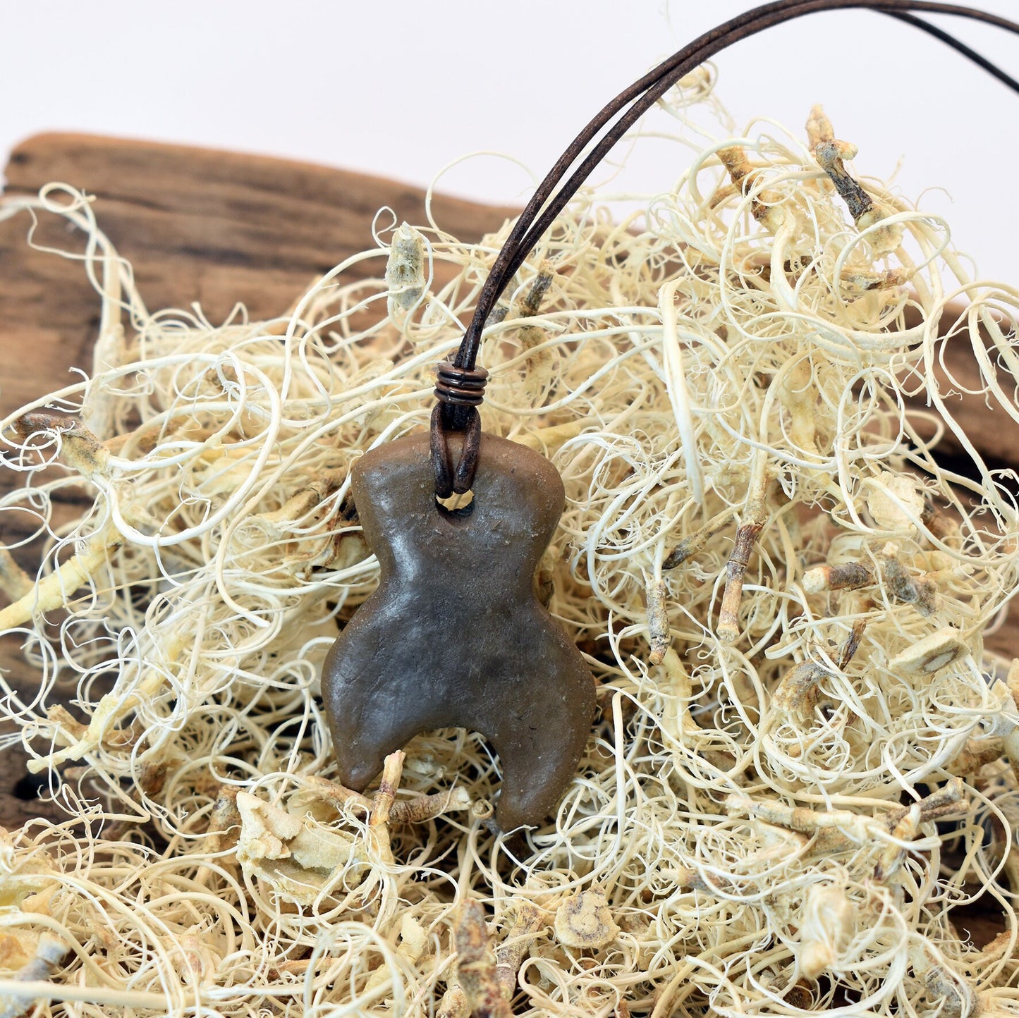 Einzigartiges handgefertigtes Amulett aus Rauchbrand-Ton – Spiritueller Glücksbringer und Fruchtbarkeitsgöttin Anhänger