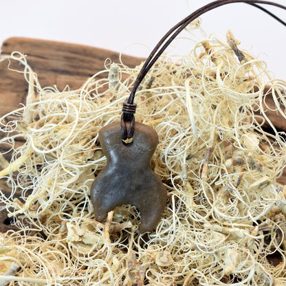 Einzigartiges handgefertigtes Amulett aus Rauchbrand-Ton – Spiritueller Glücksbringer und Fruchtbarkeitsgöttin Anhänger