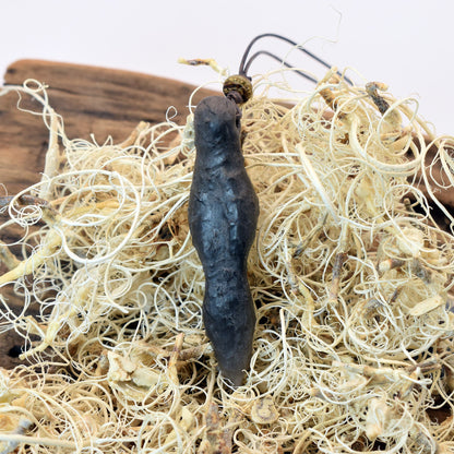 Einzigartiges handgefertigtes Amulett aus Rauchbrand-Ton – Spiritueller Glücksbringer und Fruchtbarkeitsgöttin Anhänger