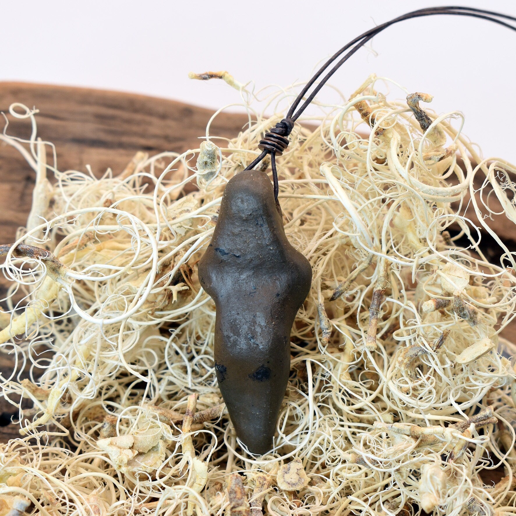 Einzigartiges handgefertigtes Amulett aus Rauchbrand-Ton – Spiritueller Glücksbringer und Fruchtbarkeitsgöttin Anhänger