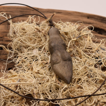 Einzigartiges handgefertigtes Amulett aus Rauchbrand-Ton – Spiritueller Glücksbringer und Fruchtbarkeitsgöttin Anhänger