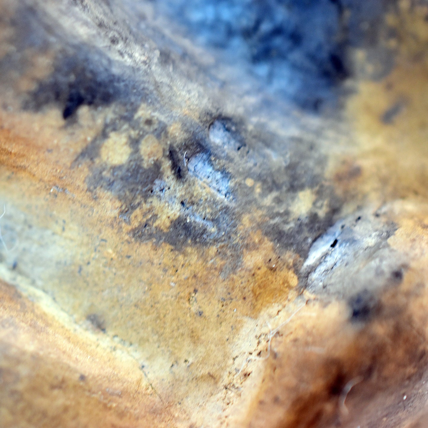 Warrior of Hirschlanden - handgefertigt aus Ton und im Rauchbrand gefärbte Skulptur - Feier der keltischen Kunst und Mythologie