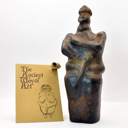 Warrior of Hirschlanden - handgefertigt aus Ton und im Rauchbrand gefärbte Skulptur - Feier der keltischen Kunst und Mythologie