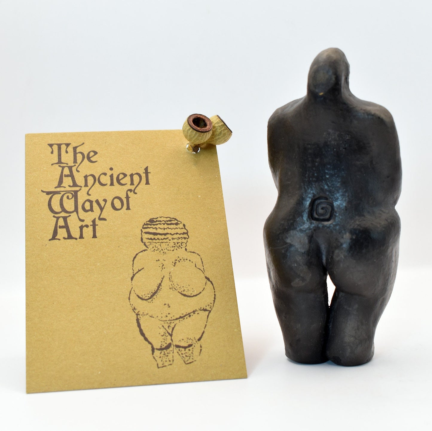 Handgefertigte prähistorische Venus Skulptur mit Limonit Inlay - Spirituelle Dekoration aus Ton - Rauchbrand - individuelles Wohnambiente