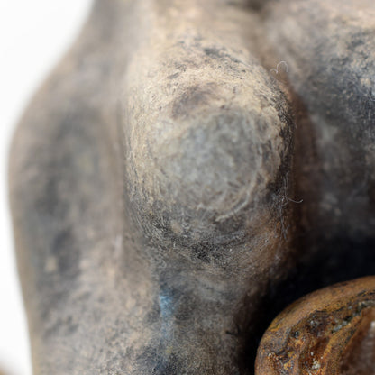 Göttin der Erde – Skulptur der Weiblichkeit mit Limonit im Zentrum - traditionelle Rauchbrandkunst - Art.Nr.: SKU128