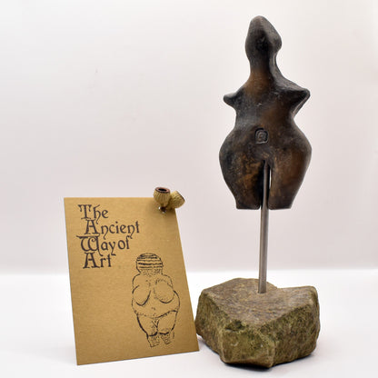 Einzigartige Tonskulptur auf Stele - Matriarchatsgöttin - Handgefertigte Keramik Kunst - im Rauchbrand vollendet