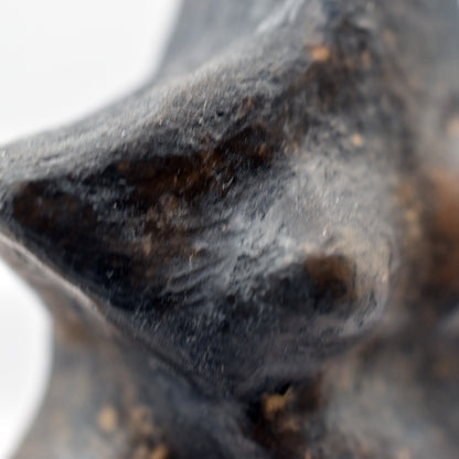 Einzigartige Tonskulptur auf Stele - Matriarchatsgöttin - Handgefertigte Keramik Kunst - im Rauchbrand vollendet