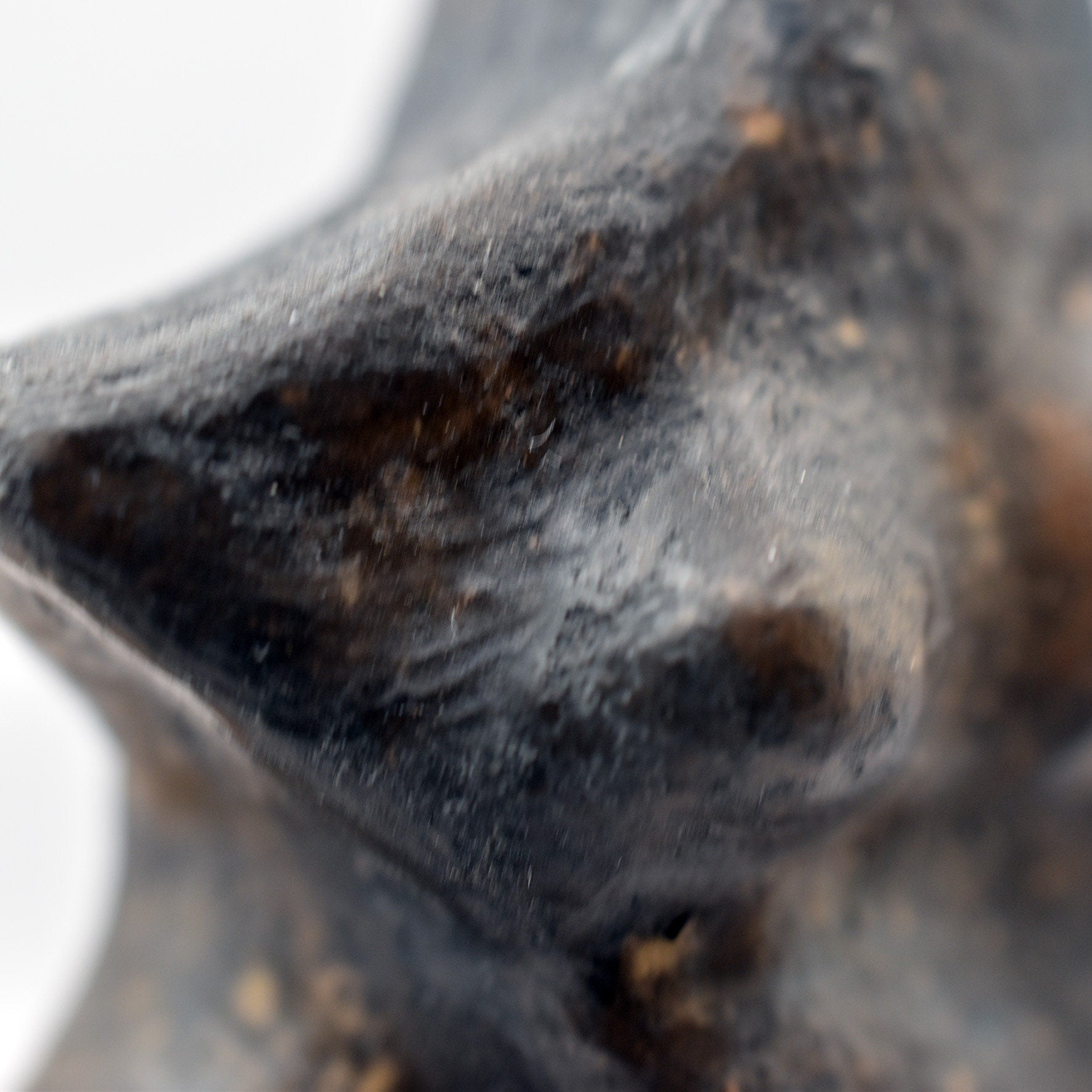 Einzigartige Tonskulptur auf Stele - Matriarchatsgöttin - Handgefertigte Keramik Kunst - im Rauchbrand vollendet