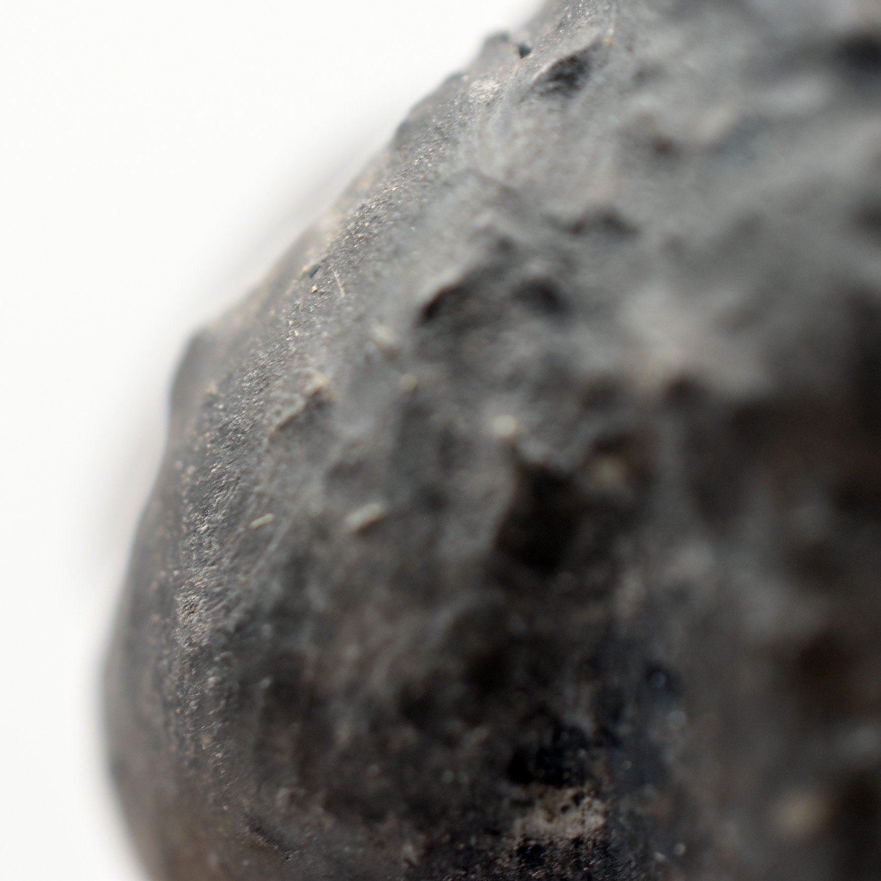 Einzigartige Tonskulptur mit Inlay aus Bronzit auf Stele - Matriarchatsgöttin - Handgefertigte Keramik Kunst - im Rauchbrand vollendet