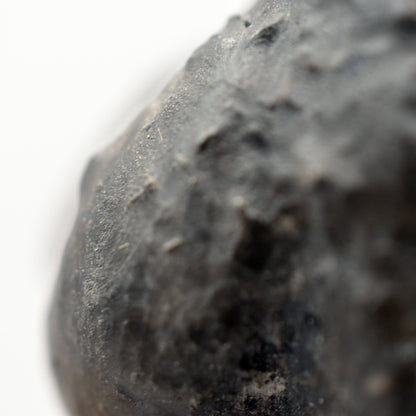 Einzigartige Tonskulptur mit Inlay aus Bronzit auf Stele - Matriarchatsgöttin - Handgefertigte Keramik Kunst - im Rauchbrand vollendet