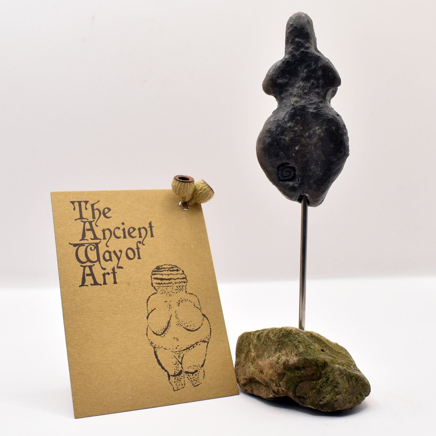 Einzigartige Tonskulptur mit Inlay aus Bronzit auf Stele - Matriarchatsgöttin - Handgefertigte Keramik Kunst - im Rauchbrand vollendet