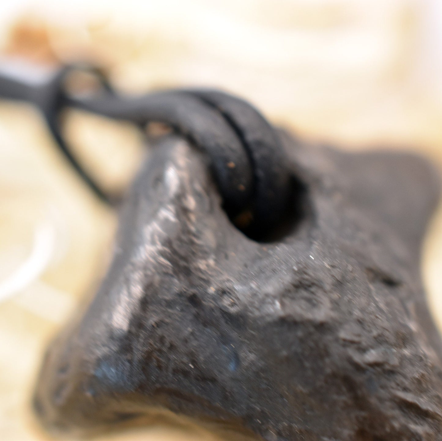 Thors Hammer Mjölnir in Rauchbrandkunst - Einzigartiges Glücksbringer Amulett aus traditionell gebranntem Ton mit Leder- oder Baumwollband