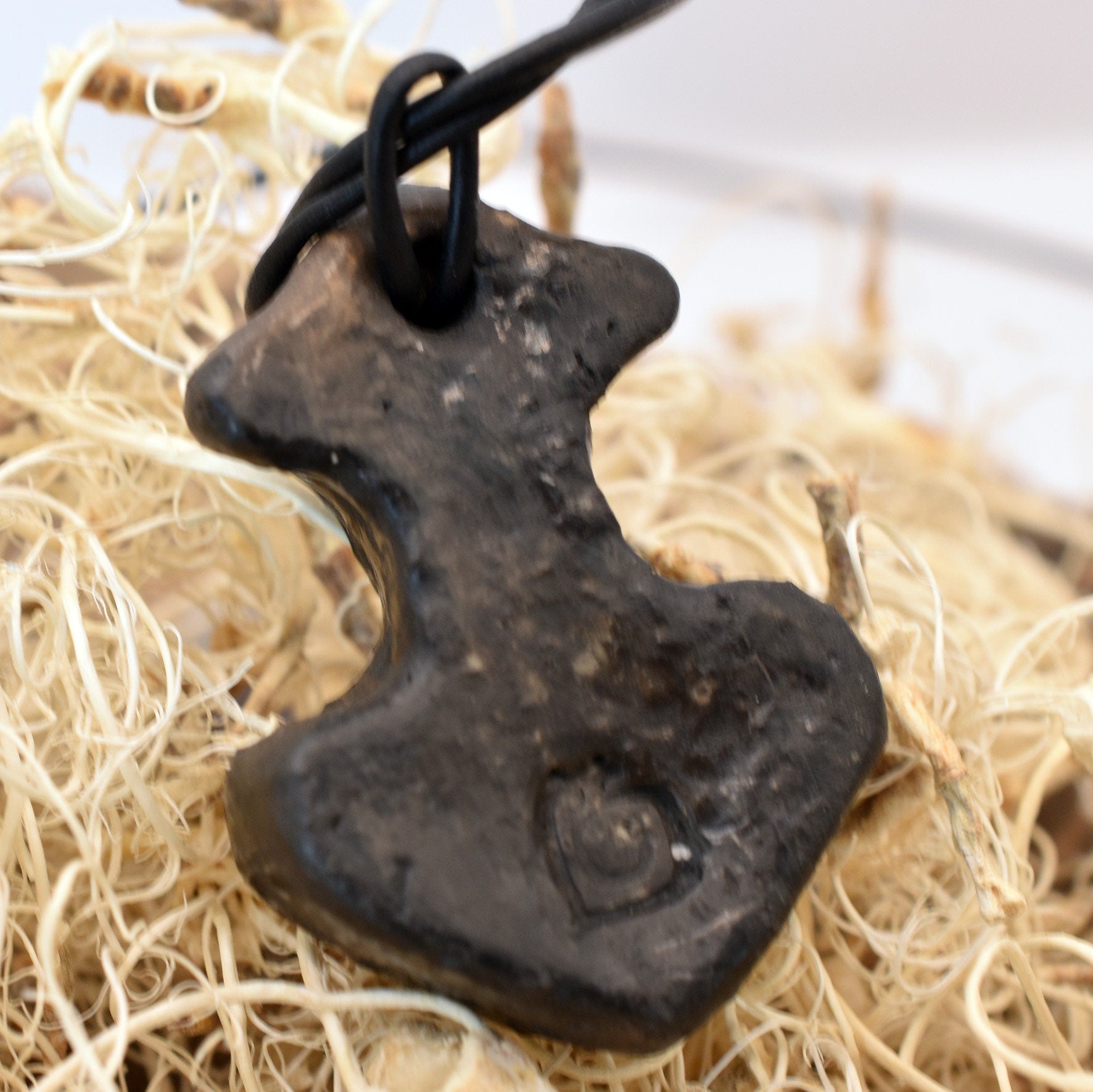 Thors Hammer Mjölnir in Rauchbrandkunst - Einzigartiges Glücksbringer Amulett aus traditionell gebranntem Ton mit Leder- oder Baumwollband