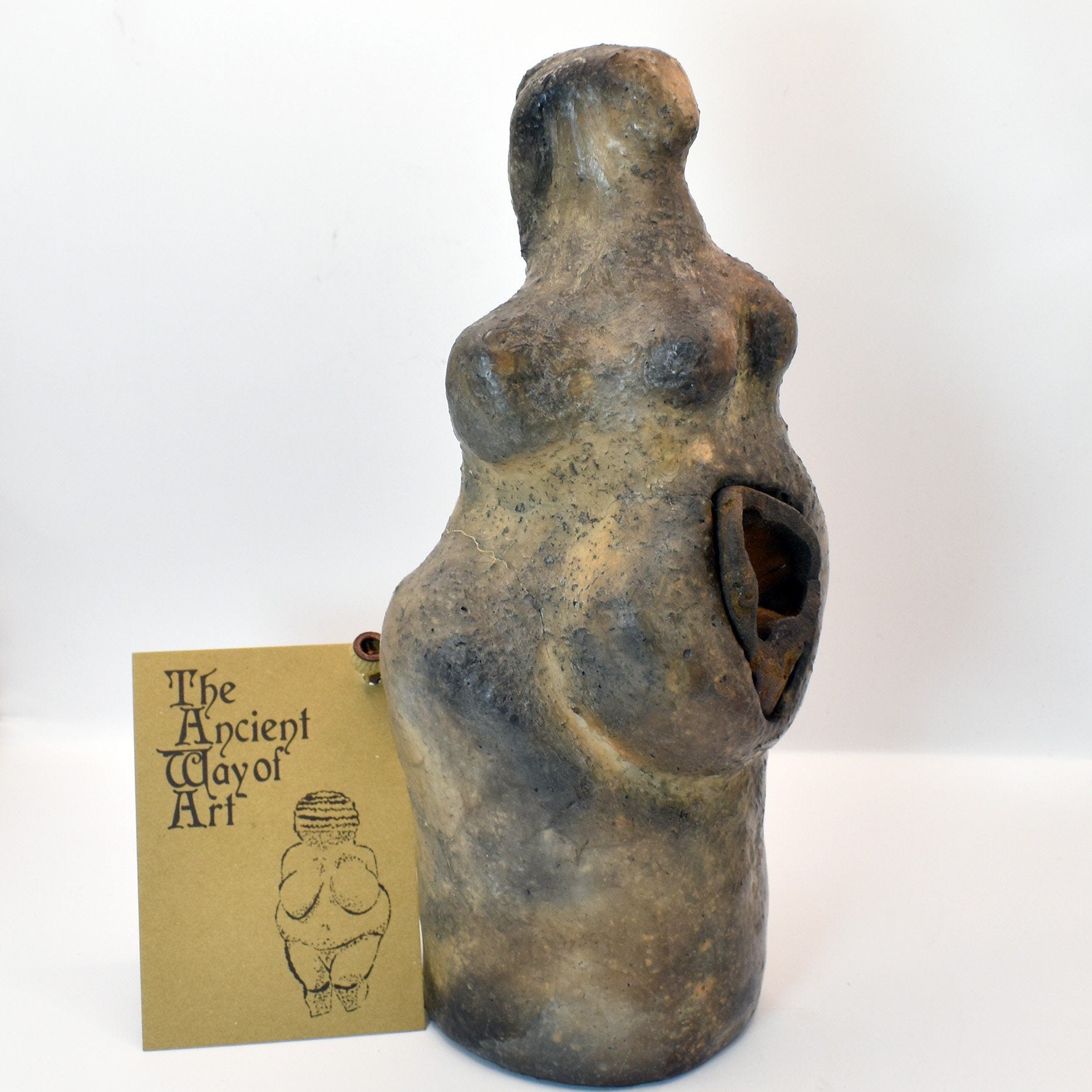 Handgefertigte Goddess Figur aus Naturton - mit Inlay einer Hexenschüssel – Rauchbrand – Ein Tribut an Weiblichkeit und Matriarchat