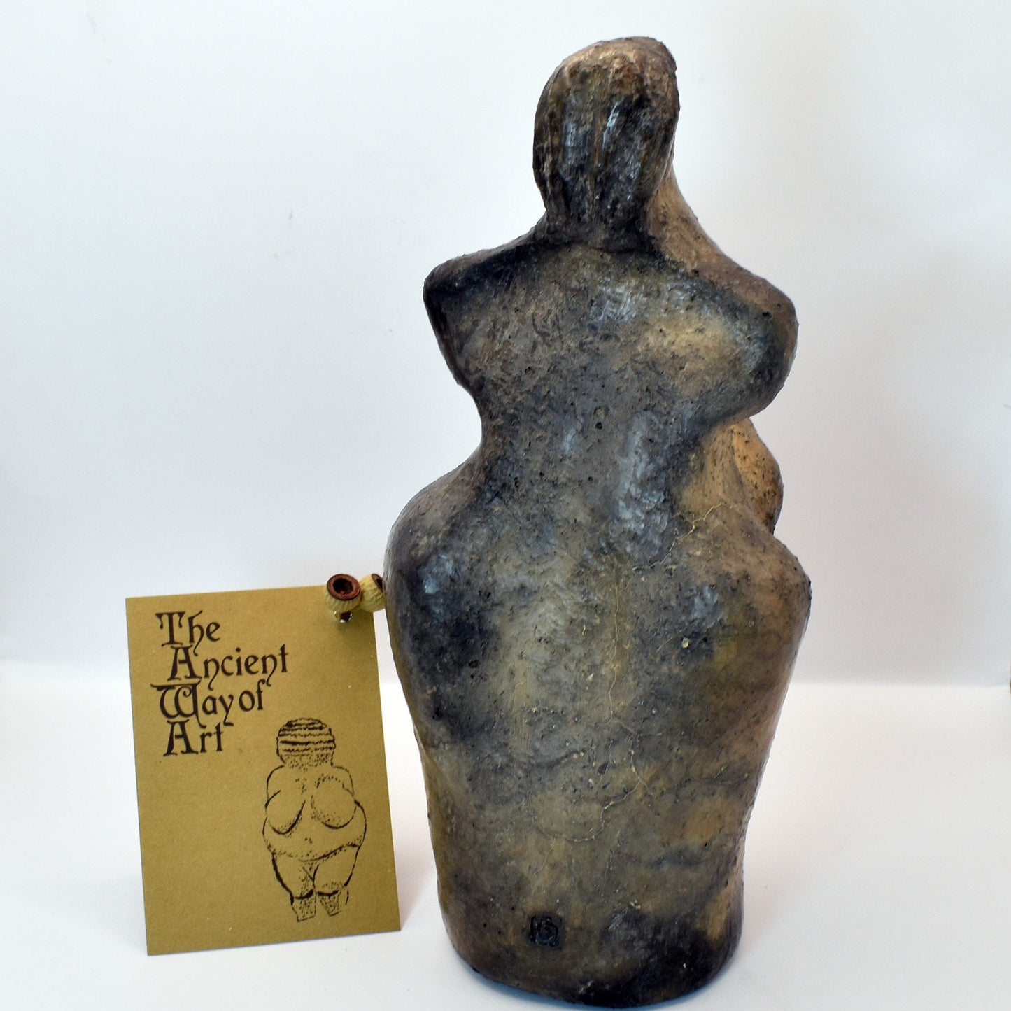 Handgefertigte Goddess Figur aus Naturton - mit Inlay einer Hexenschüssel – Rauchbrand – Ein Tribut an Weiblichkeit und Matriarchat