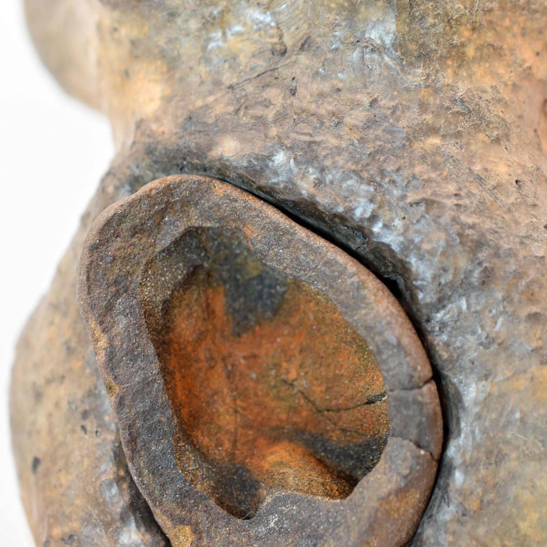 Handgefertigte Goddess Figur aus Naturton - mit Inlay einer Hexenschüssel – Rauchbrand – Ein Tribut an Weiblichkeit und Matriarchat