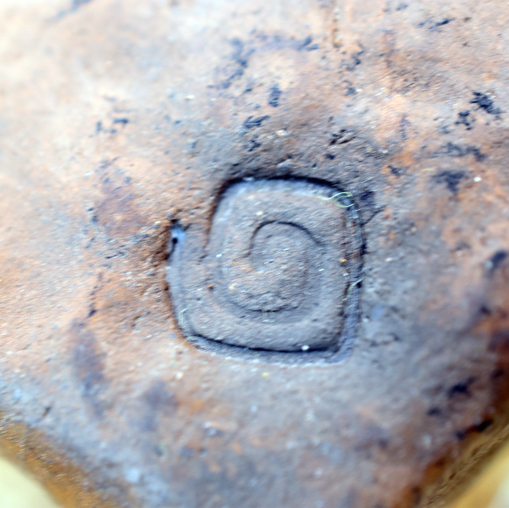 Thors Hammer Mjölnir in Rauchbrandkunst - Einzigartiges Glücksbringer Amulett aus traditionell gebranntem Ton mit Leder- oder Baumwollband