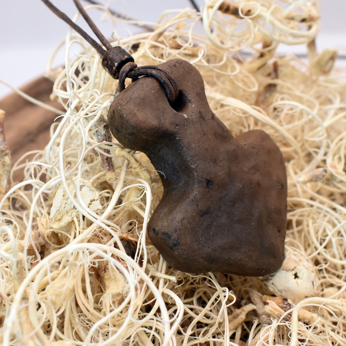 Thors Hammer Mjölnir in Rauchbrandkunst - Einzigartiges Glücksbringer Amulett aus traditionell gebranntem Ton mit Leder- oder Baumwollband