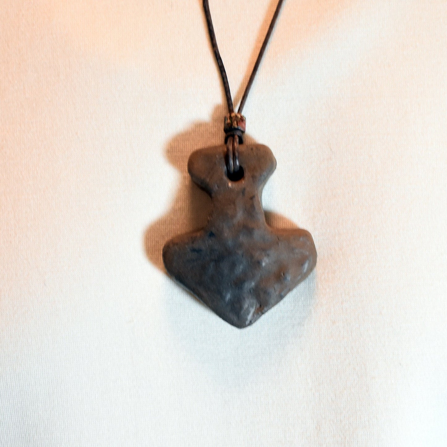 Thors Hammer Mjölnir in Rauchbrandkunst - Einzigartiges Glücksbringer Amulett aus traditionell gebranntem Ton mit Leder- oder Baumwollband