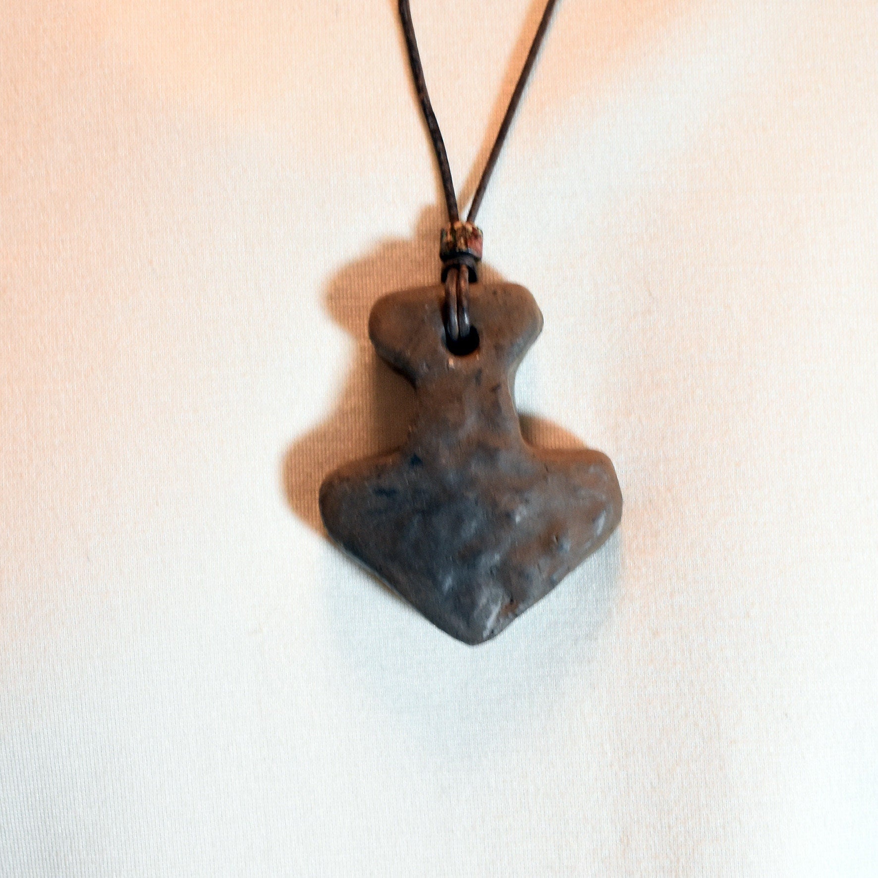 Thors Hammer Mjölnir in Rauchbrandkunst - Einzigartiges Glücksbringer Amulett aus traditionell gebranntem Ton mit Leder- oder Baumwollband