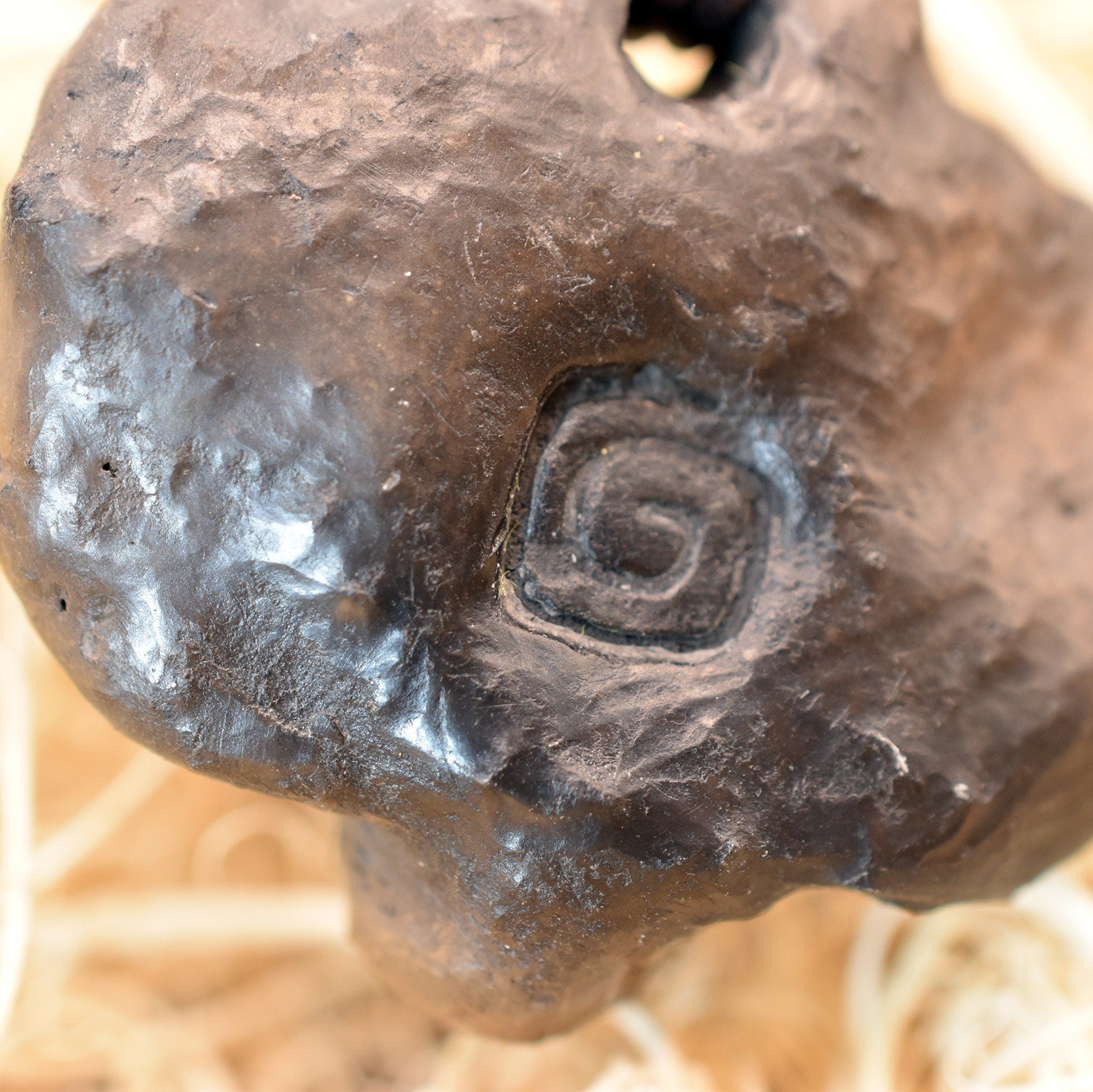 Handgefertigtes Talisman-Amulett - Krafttier Widder - traditionell gebrannter Ton – Einzigartige Rauchbrandkunst für spirituelle Begleiter