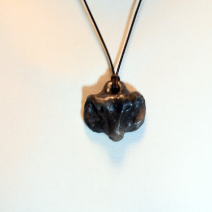 Handgefertigtes Talisman-Amulett - Krafttier Widder - traditionell gebrannter Ton – Einzigartige Rauchbrandkunst für spirituelle Begleiter