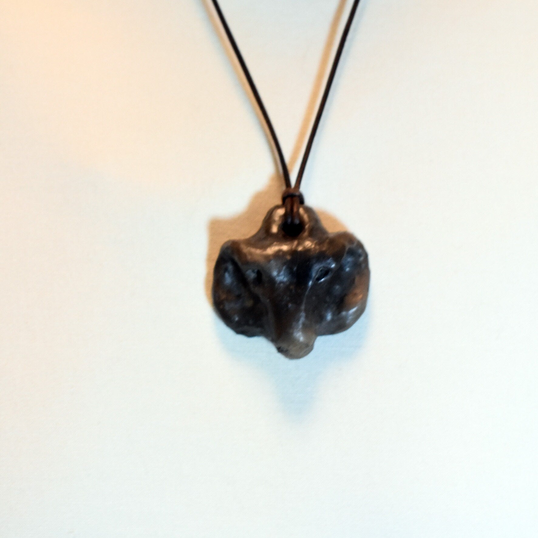 Handgefertigtes Talisman-Amulett - Krafttier Widder - traditionell gebrannter Ton – Einzigartige Rauchbrandkunst für spirituelle Begleiter