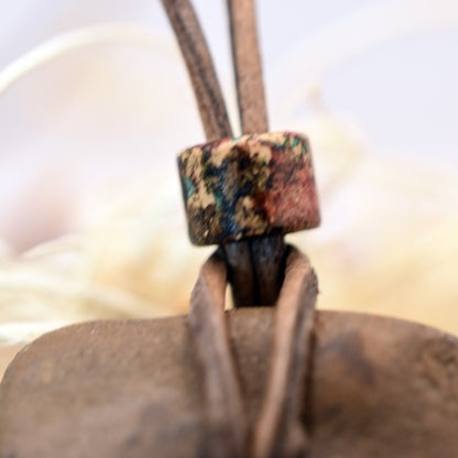 Thors Hammer Mjölnir in Rauchbrandkunst - Einzigartiges Glücksbringer Amulett aus traditionell gebranntem Ton mit Leder- oder Baumwollband