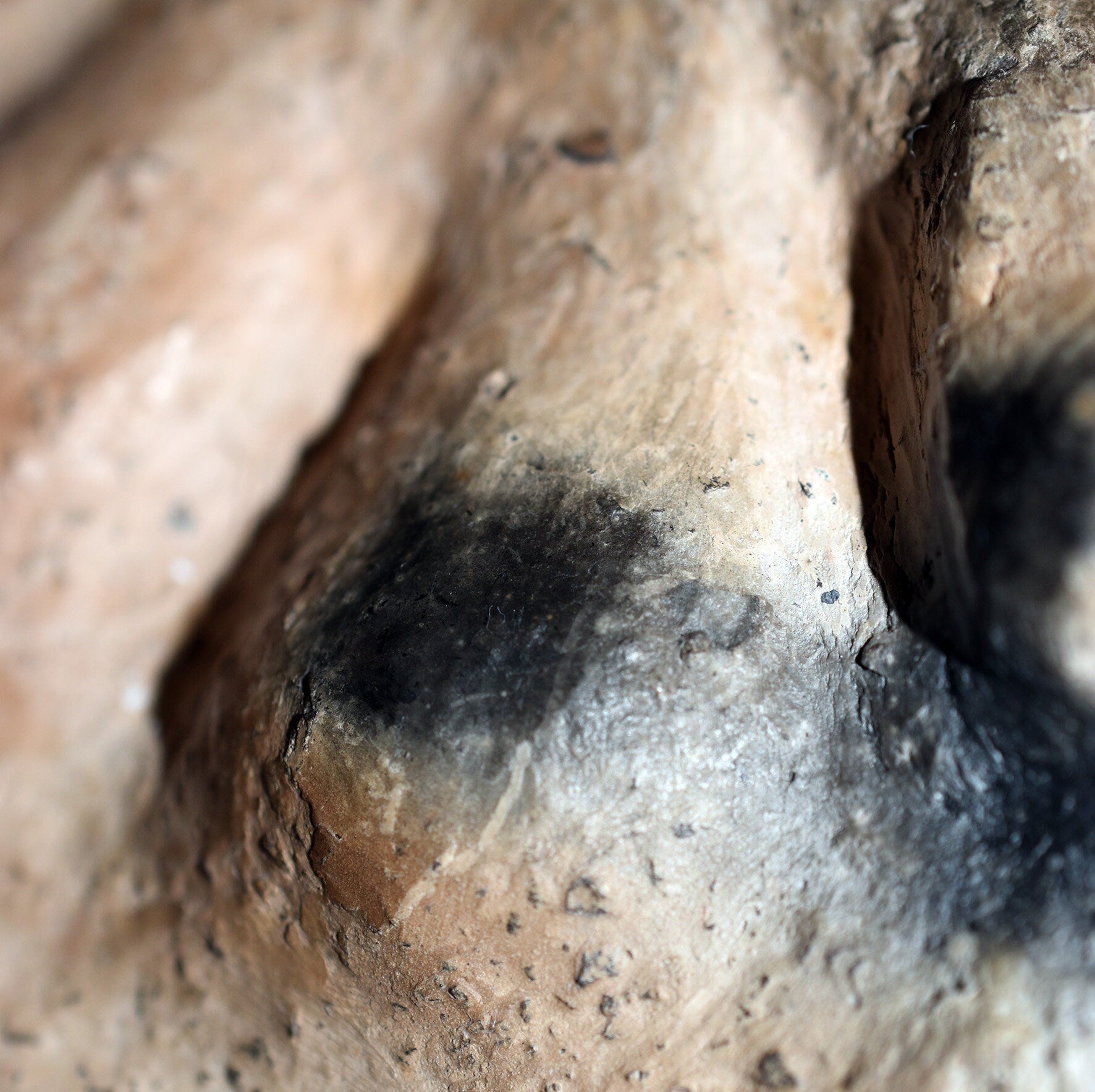 Dordogne Höhlenkunst Venus Wandrelief aus Naturton und im Rauchbrand gefärbt - Steinzeitliche Kunst Frankreich - Venus - Matriarchale Kunst