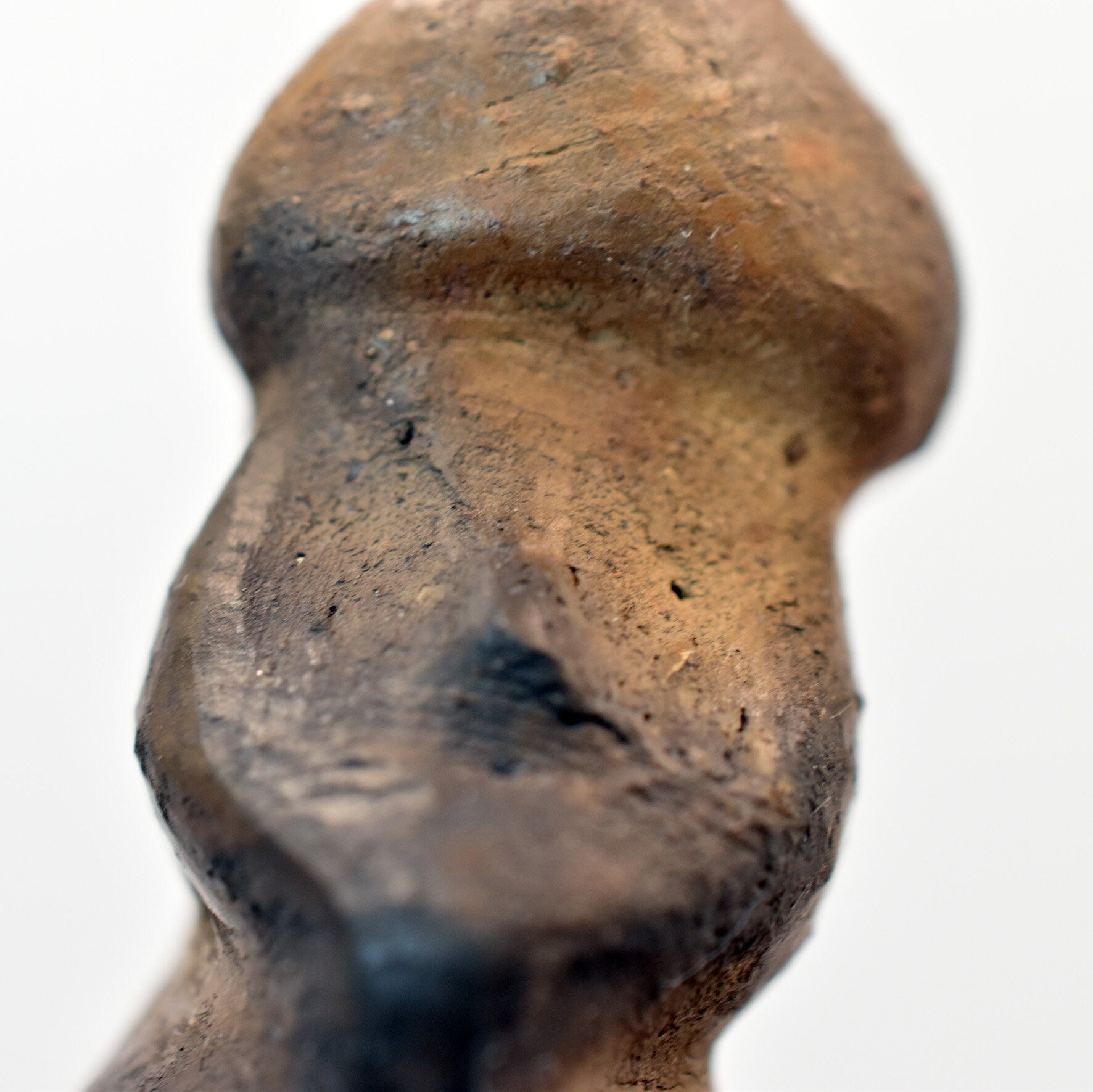 Warrior of Hirschlanden - handgefertigt aus Ton und im Rauchbrand gefärbte Skulptur - Feier der keltischen Kunst und Mythologie