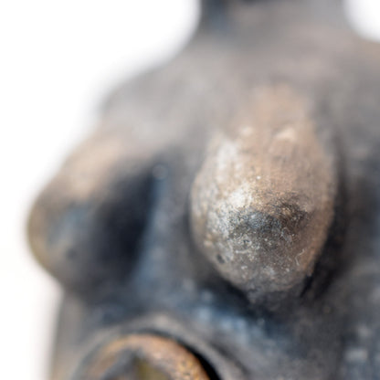 Handgefertigte prähistorische Venus Skulptur mit Limonit Inlay - Spirituelle Dekoration aus Ton - Rauchbrand - individuelles Wohnambiente