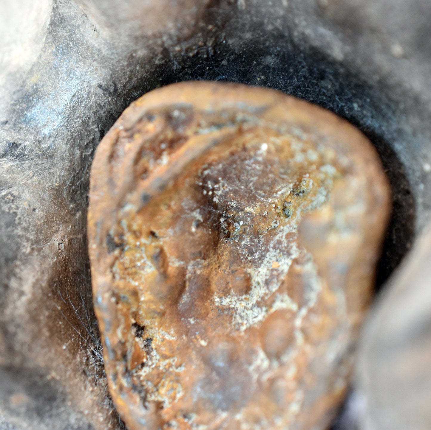 Göttin der Erde – Skulptur der Weiblichkeit mit Limonit im Zentrum - traditionelle Rauchbrandkunst - Art.Nr.: SKU128