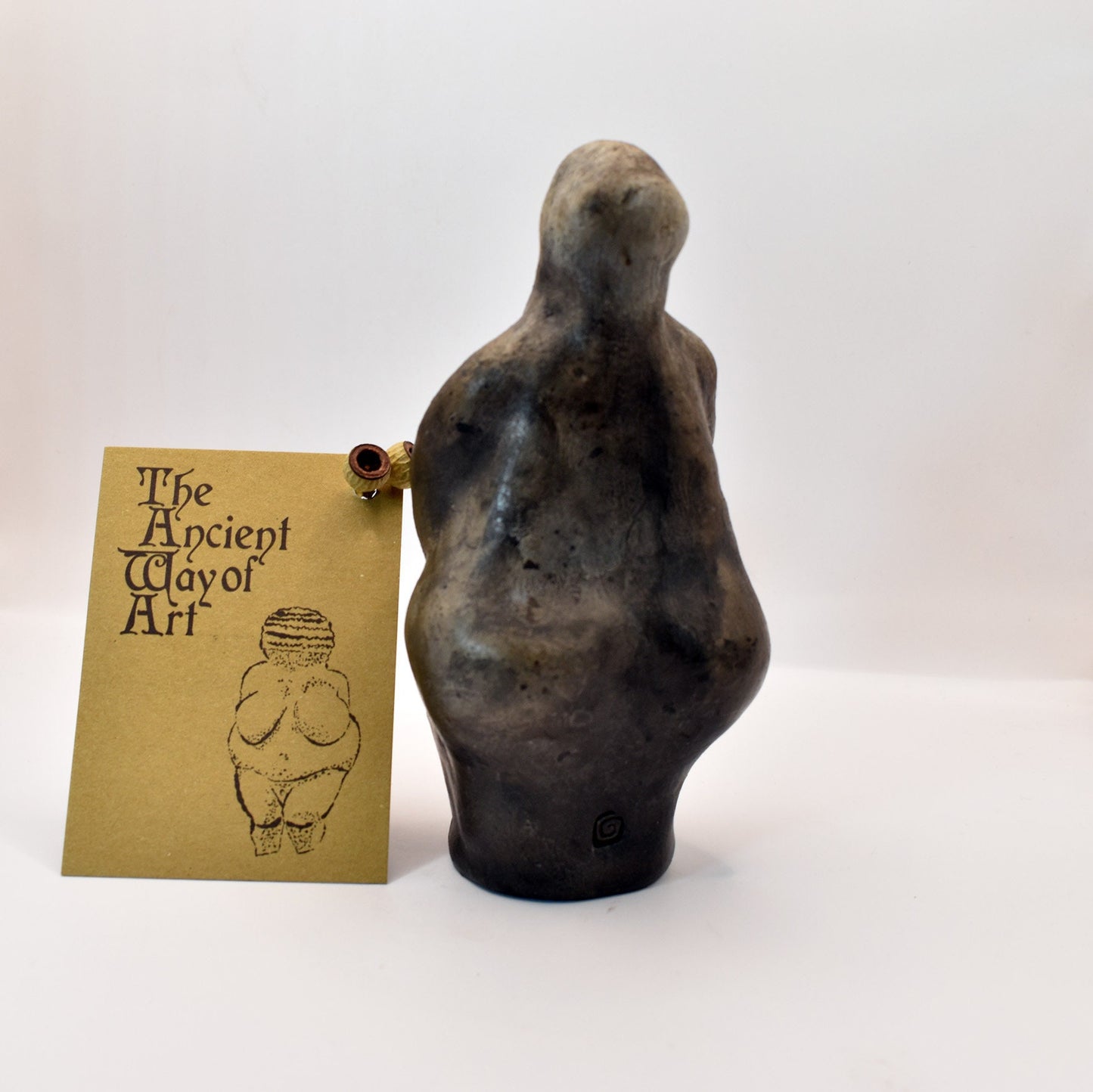 Göttin der Erde – Skulptur der Weiblichkeit mit Limonit im Zentrum - traditionelle Rauchbrandkunst - Art.Nr.: SKU128