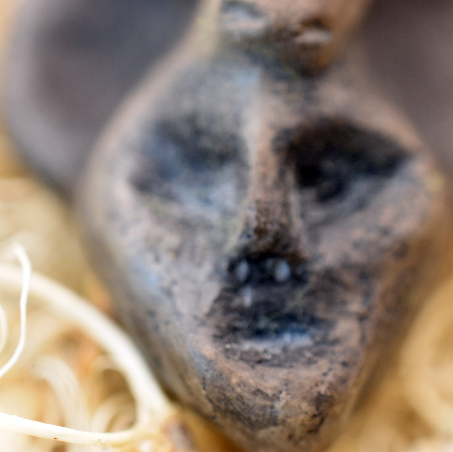 Handgefertigtes Talisman-Amulett - Krafttier Widder - traditionell gebrannter Ton – Einzigartige Rauchbrandkunst für spirituelle Begleiter