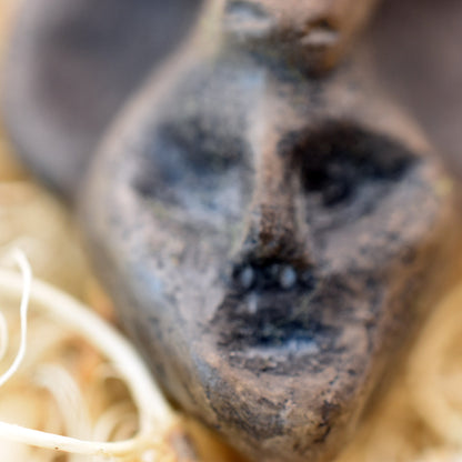 Handgefertigtes Talisman-Amulett - Krafttier Widder - traditionell gebrannter Ton – Einzigartige Rauchbrandkunst für spirituelle Begleiter