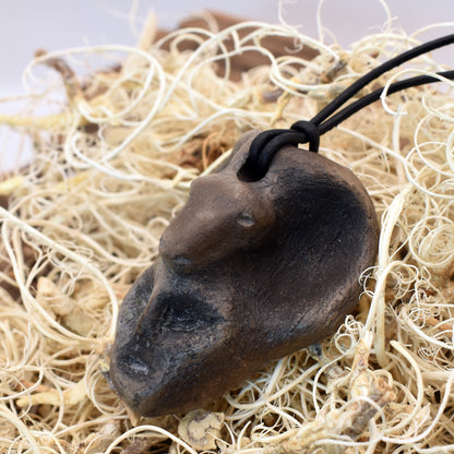Handgefertigtes Talisman-Amulett - Krafttier Widder - traditionell gebrannter Ton – Einzigartige Rauchbrandkunst für spirituelle Begleiter