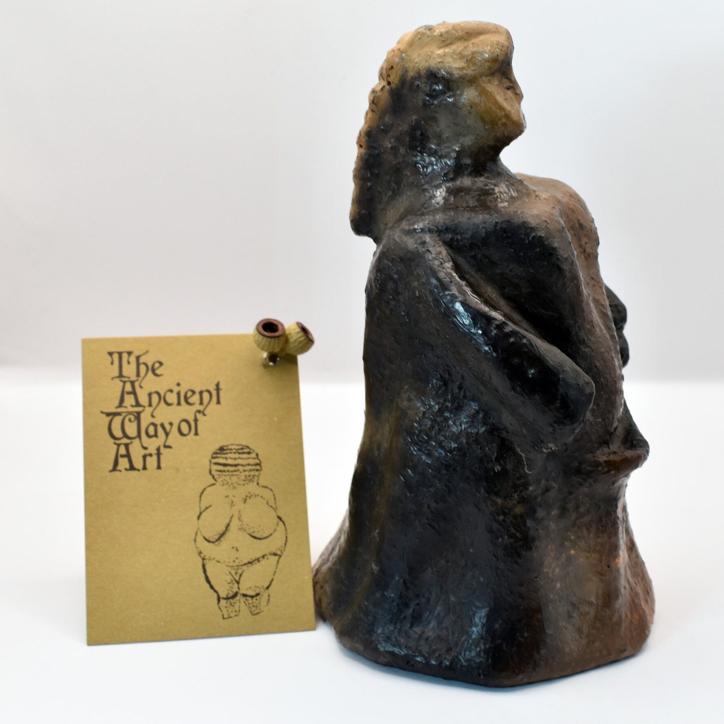 Nordische Mythologie - Freya Göttin der Liebe Skulptur - handgefertigt aus Ton, im Rauchbrand vollendet