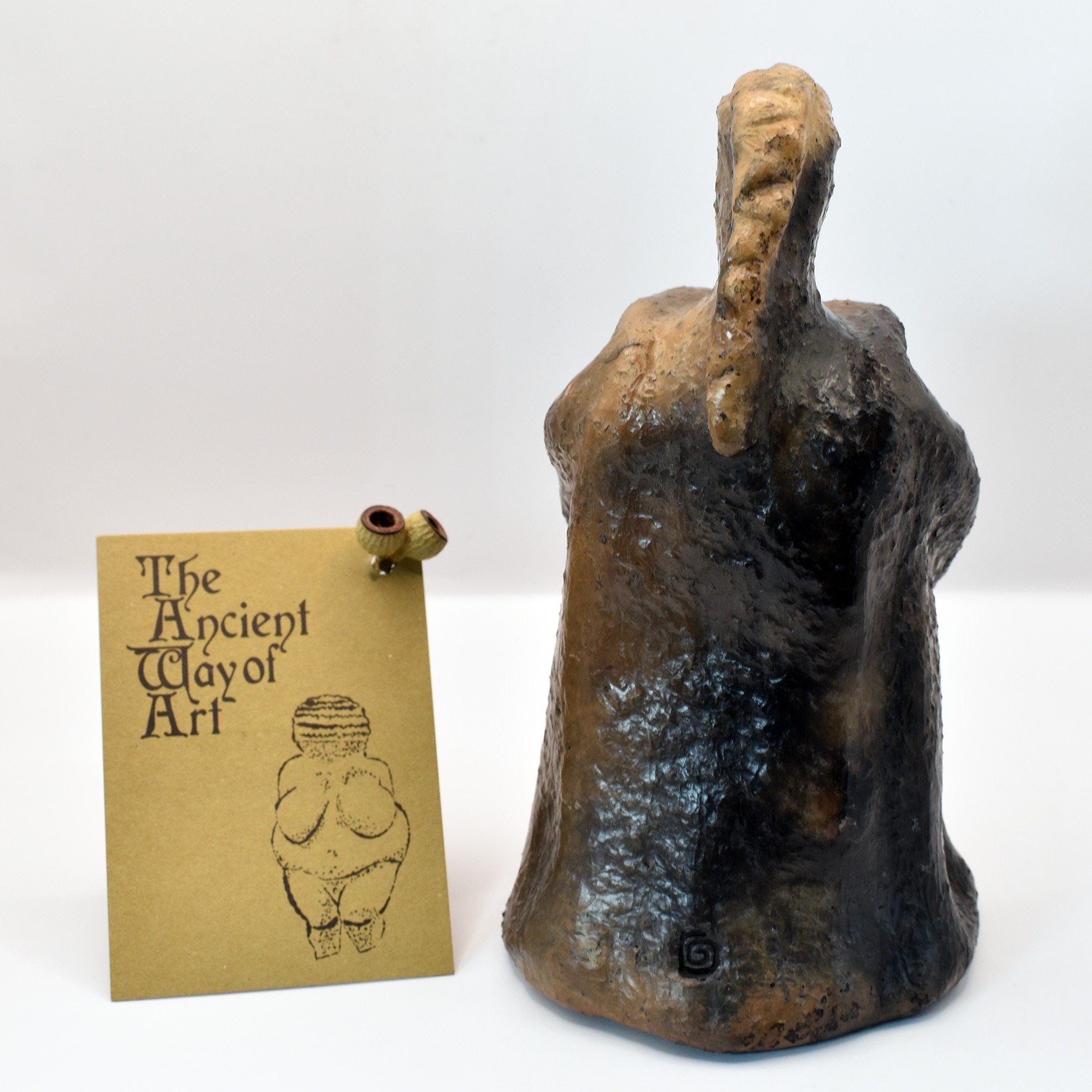 Nordische Mythologie - Freya Göttin der Liebe Skulptur - handgefertigt aus Ton, im Rauchbrand vollendet