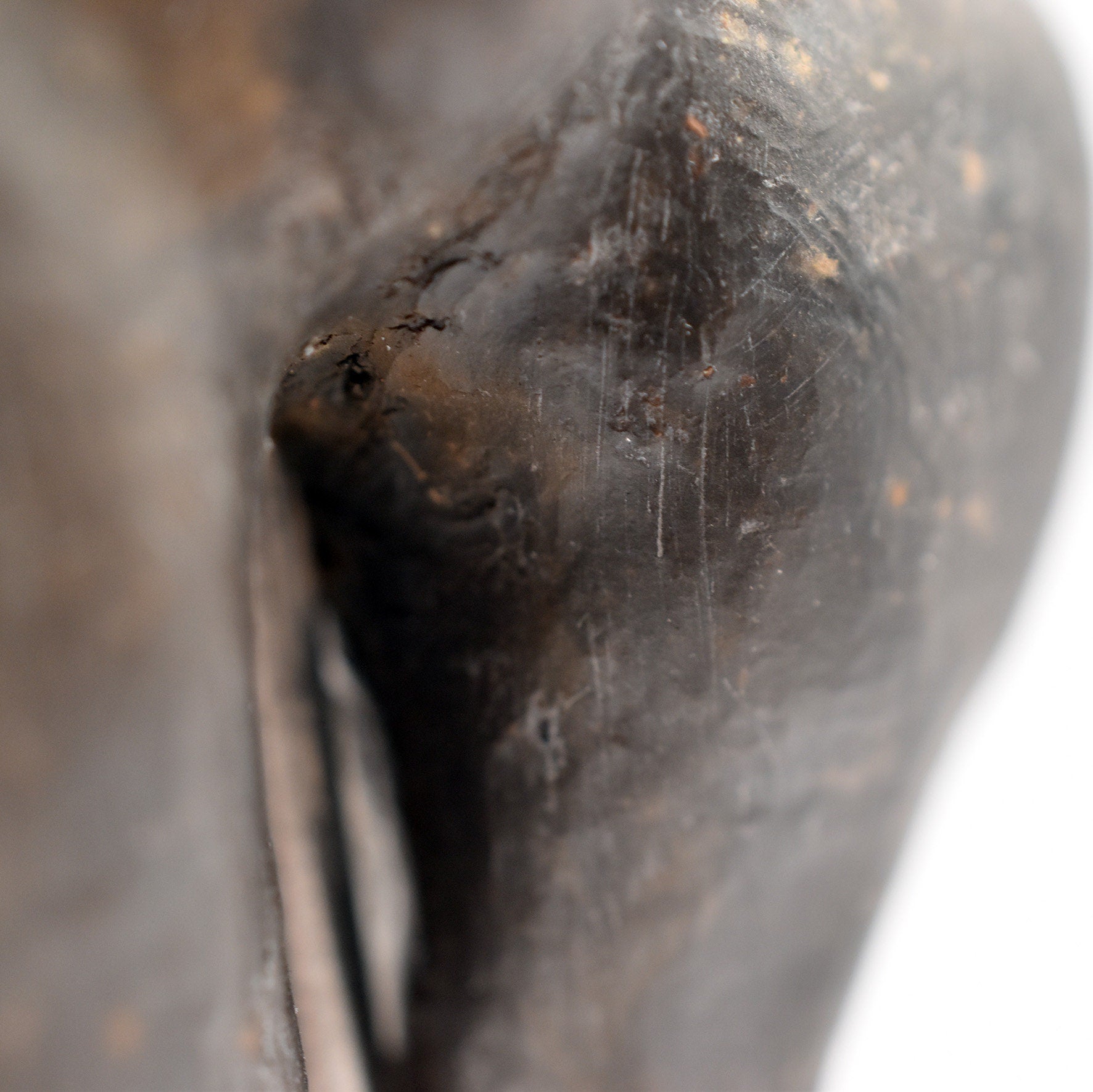 Einzigartige Tonskulptur auf Stele - Matriarchatsgöttin - Handgefertigte Keramik Kunst - im Rauchbrand vollendet